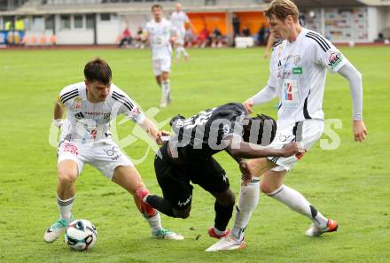 Fussball Bundesliga. Wolfsberger AC  gegen SCR Altach.  Boris Matic, Simon Piesinger (Wolfsberg),  Mohamed Ouedraogo  (Altach). Wolfsberg, am 2.8..2025.
Foto: Kuess
www.qspictures.net
---
pressefotos, pressefotografie, kuess, qs, qspictures, sport, bild, bilder, bilddatenbank
