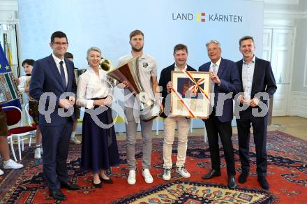 Fussball Bundesliga. Empfang fÃ¼r Cup-Sieger WAC. LHStv. Martin Gruber, LHStv.in Gaby Schaunig, Dominic Baumgartner, Dietmar Riegler, LH Peter Kaiser, LR Daniel Fellner. Klagenfurt, am 22.7.2025.
Foto: Kuess
www.qspictures.net
---
pressefotos, pressefotografie, kuess, qs, qspictures, sport, bild, bilder, bilddatenbank