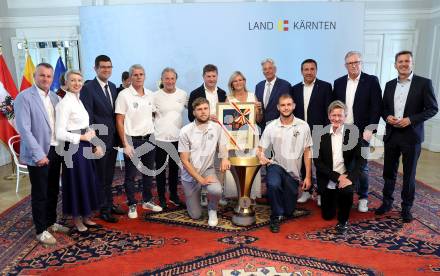 Fussball Bundesliga. Empfang fÃ¼r Cup-Sieger WAC. Guenther Leikam, LHStv. in Gaby Schaunig, LHStv. Martin Gruber, Trainer Dietmar Kuehbauer, Friedl Wuercher, Dietmar Riegler, Waltraud Riegler, LH Peter Kaiser, Christian Puff, Horst Noessler, LR Daniel Fellner, Dominik Baumgartner, Angelo Gattermayer, Landessportdirektor Arno Arthofer. Klagenfurt, am 22.7.2025.
Foto: Kuess
www.qspictures.net
---
pressefotos, pressefotografie, kuess, qs, qspictures, sport, bild, bilder, bilddatenbank
