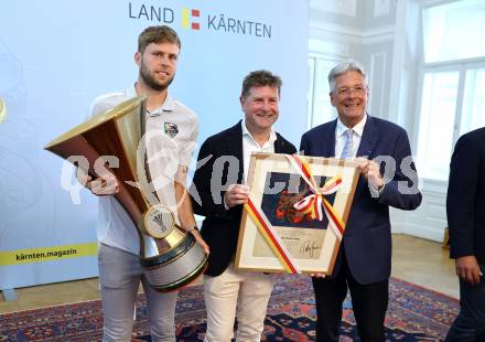 Fussball Bundesliga. Empfang fÃ¼r Cup-Sieger WAC. Dominic Baumgartner, Dietmar Riegler, LH Peter Kaiser. Klagenfurt, am 22.7.2025.
Foto: Kuess
www.qspictures.net
---
pressefotos, pressefotografie, kuess, qs, qspictures, sport, bild, bilder, bilddatenbank