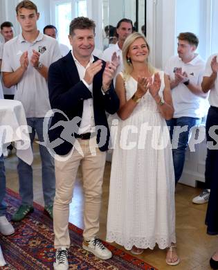 Fussball Bundesliga. Empfang fÃ¼r Cup-Sieger WAC. Dietmar Riegler, Waltraud Riegler. Klagenfurt, am 22.7.2025.
Foto: Kuess
www.qspictures.net
---
pressefotos, pressefotografie, kuess, qs, qspictures, sport, bild, bilder, bilddatenbank