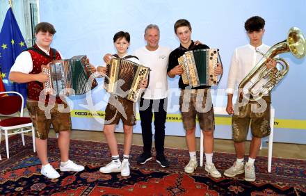 Fussball Bundesliga. Empfang fÃ¼r Cup-Sieger WAC. Schueler der Musikschule Katholnig,  Friedl Wuercher. Klagenfurt, am 22.7.2025.
Foto: Kuess
www.qspictures.net
---
pressefotos, pressefotografie, kuess, qs, qspictures, sport, bild, bilder, bilddatenbank
