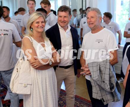 iFussball Bundesliga. Empfang fÃ¼r Cup-Sieger WAC. Waltraud Riegler, Dietmar Riegler, Friedl Wuercher (Nockalm Quintett). . Klagenfurt, am 22.7.2025.
Foto: Kuess
www.qspictures.net
---
pressefotos, pressefotografie, kuess, qs, qspictures, sport, bild, bilder, bilddatenbank