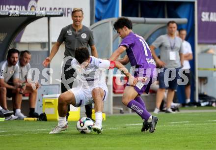 Fussball 2. Liga. SK Austria Klagenfurt gegen Young Violett Austria Wien. Rei Okada  (Klagenfurt),  Philipp Hosiner   (Wien). Klagenfurt, 8.8.2025.
Foto: Kuess
www.qspictures.net
---
pressefotos, pressefotografie, kuess, qs, qspictures, sport, bild, bilder, bilddatenbank