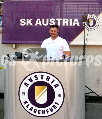 Fussball 2. Liga. SK Austria Klagenfurt gegen Young Violets Austria Wien. Stadionsprecher (Klagenfurt).  Klagenfurt, 8.8.2025.
Foto: Kuess
www.qspictures.net
---
pressefotos, pressefotografie, kuess, qs, qspictures, sport, bild, bilder, bilddatenbank
