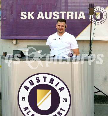 Fussball 2. Liga. SK Austria Klagenfurt gegen Young Violets Austria Wien. Stadionsprecher (Klagenfurt).  Klagenfurt, 8.8.2025.
Foto: Kuess
www.qspictures.net
---
pressefotos, pressefotografie, kuess, qs, qspictures, sport, bild, bilder, bilddatenbank