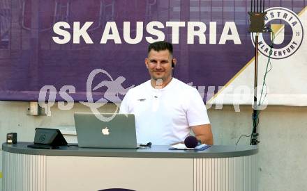 Fussball 2. Liga. SK Austria Klagenfurt gegen Young Violets Austria Wien. Stadionsprecher.  Klagenfurt, 8.8.2025.
Foto: Kuess
www.qspictures.net
---
pressefotos, pressefotografie, kuess, qs, qspictures, sport, bild, bilder, bilddatenbank