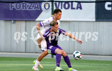 Fussball 2. Liga. SK Austria Klagenfurt gegen Young Violets Austria Wien. Marc Andre Schmerboeck  (Klagenfurt), Daniel Nnodim (Wien). Klagenfurt, 8.8.2025.
Foto: Kuess
www.qspictures.net
---
pressefotos, pressefotografie, kuess, qs, qspictures, sport, bild, bilder, bilddatenbank