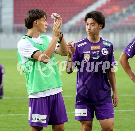 Fussball 2. Liga. SK Austria Klagenfurt gegen Young Violets Austria Wien. Armin Karic, Rei Okada  (Klagenfurt). Klagenfurt, 8.8.2025.
Foto: Kuess
www.qspictures.net
---
pressefotos, pressefotografie, kuess, qs, qspictures, sport, bild, bilder, bilddatenbank