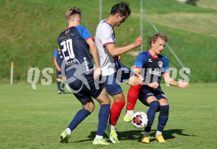Fussball Unterliga Mitte. Arriach gegen Ludmannsdorf.  Adnan Pozderac  (Arriach),  Rok Tomazic, Julian Hobel (Ludmannsdorf).  Arriach, am 9.8.2025.
Foto. Kuess
www.qspictures.net
---
pressefotos, pressefotografie, kuess, qs, qspictures, sport, bild, bilder, bilddatenbank