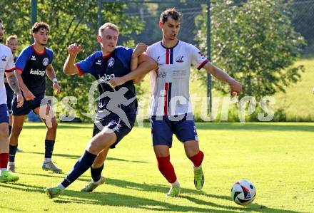 Fussball Unterliga Mitte. Arriach gegen Ludmannsdorf.  Adriano Mladenovic (Arriach),  Rok Tomazic  (Ludmannsdorf).  Arriach, am 9.8.2025.
Foto. Kuess
www.qspictures.net
---
pressefotos, pressefotografie, kuess, qs, qspictures, sport, bild, bilder, bilddatenbank