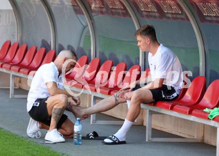Fussball 2. Liga. SK Austria Klagenfurt gegen Young Violets Austria Wien. Teamarzt Gerhard Stingl, Nik Marinsek (Klagenfurt). Klagenfurt, 8.8.2025.
Foto: Kuess
www.qspictures.net
---
pressefotos, pressefotografie, kuess, qs, qspictures, sport, bild, bilder, bilddatenbank