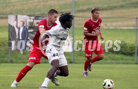 Fussball Kaerntner Liga.  Koettmannsdorf gegen SAK.  Confidence Eboigbe Osawe (Koettmannsdorf),  Zan Kumer   (SAK).  Klagenfurt, am 17.8.2025.
Foto. Kuess
www.qspictures.net
---
pressefotos, pressefotografie, kuess, qs, qspictures, sport, bild, bilder, bilddatenbank