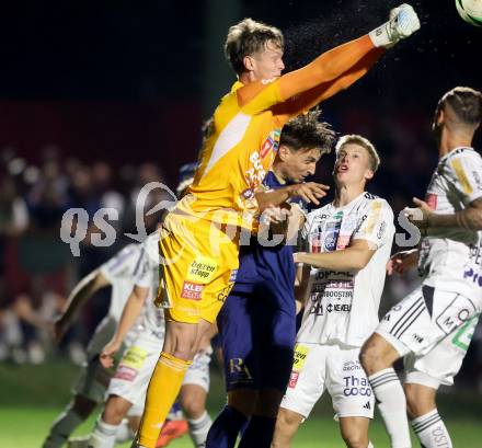 Fussball OEFB Cup. Velden gegen Hartberg.  Thorsten Mahrer (Velden),   Tom Ritzy Huelsmann (Hartberg). Velden, am 27.8.2025.
Foto: Kuess
www.qspictures.net
---
pressefotos, pressefotografie, kuess, qs, qspictures, sport, bild, bilder, bilddatenbank