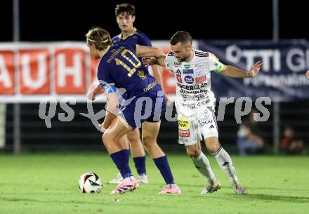 Fussball OEFB Cup. Velden gegen Hartberg.  Lukas Lausegger  (Velden),   Juergen Heil  (Hartberg). Velden, am 27.8.2025.
Foto: Kuess
www.qspictures.net
---
pressefotos, pressefotografie, kuess, qs, qspictures, sport, bild, bilder, bilddatenbank