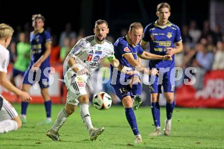 Fussball OEFB Cup. Velden gegen Hartberg.  Mario Kroepfl (Velden),  Juergen Heil  (Hartberg). Velden, am 27.8.2025.
Foto: Kuess
www.qspictures.net
---
pressefotos, pressefotografie, kuess, qs, qspictures, sport, bild, bilder, bilddatenbank