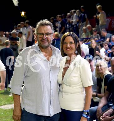 Fussball OEFB Cup. Velden gegen Hartberg.  Bruno Mitterberger (Velden),  Praesidentin Brigitte Annerl  (Hartberg). Velden, am 27.8.2025.
Foto: Kuess
www.qspictures.net
---
pressefotos, pressefotografie, kuess, qs, qspictures, sport, bild, bilder, bilddatenbank