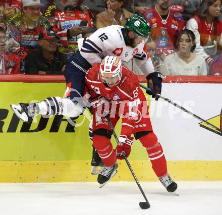 Eishockey Champions Hockey League. CHL. KAC gegen Eisbaeren Berlin. Luka Gomboc  (KAC),  Eric Mik  (Berlin). Klagenfurt, am 30.8.2025.
Foto: Kuess
www.qspictures.net
---
pressefotos, pressefotografie, kuess, qs, qspictures, sport, bild, bilder, bilddatenbank