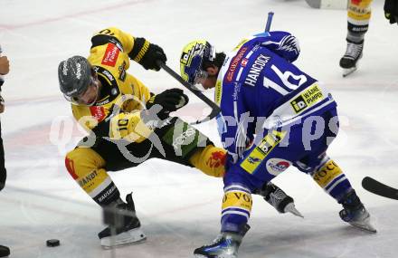 Eishockey Bundesliga. VSV gegen HC Pustertal.  Kevin Hancock  (VSV),  Cole Bardreau  (HCP, Pustertal). Villach, am 21.9..2025.
Foto: Kuess
www.qspictures.net
---
pressefotos, pressefotografie, kuess, qs, qspictures, sport, bild, bilder, bilddatenbank