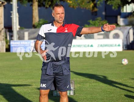 Fussball KÃ¤rntner Liga. SAK gegen St. Veit.  Trainer Goran Jolic  (SAK),    Klagenfurt, am 19.9.2025.
Foto: Kuess
www.qspictures.net
---
pressefotos, pressefotografie, kuess, qs, qspictures, sport, bild, bilder, bilddatenbank