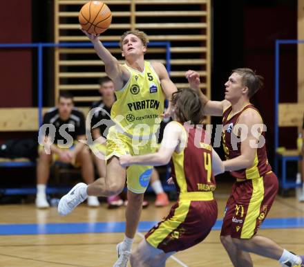 Basketball  2025/2026. Austria Cup.  Woerthersee Piraten gegen Traiskirchen Lions NexGen.    Luca Umile (Piraten),   Jakob Leitner (Traiskirchen). Klagenfurt, am 27.9.2025.
Foto: Kuess


---
pressefotos, pressefotografie, kuess, qs, qspictures, sport, bild, bilder, bilddatenbank