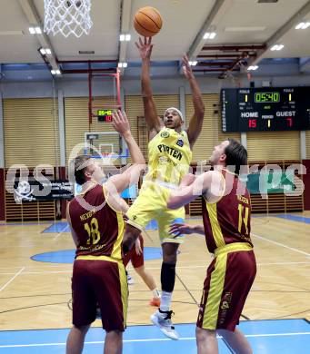 Basketball  2025/2026. Austria Cup.  Woerthersee Piraten gegen Traiskirchen Lions NexGen.    Shawn L. Ray (Piraten),  Jakob Leitner, Maximilian Schuecker   (Traiskirchen). Klagenfurt, am 27.9.2025.
Foto: Kuess


---
pressefotos, pressefotografie, kuess, qs, qspictures, sport, bild, bilder, bilddatenbank