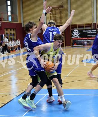 Basketball 2. Liga 2025/2026. Grunddurchgang 1. Runde.  Woerthersee Piraten gegen Kufstein Towers.  Lukas Simoner (Piraten),  Pauls Miglinieks (Kufstein). Klagenfurt, am 4.10.2025.
Foto: Kuess
---
pressefotos, pressefotografie, kuess, qs, qspictures, sport, bild, bilder, bilddatenbank