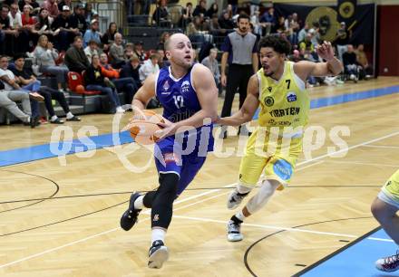 Basketball 2. Liga 2025/2026. Grunddurchgang 1. Runde.  Woerthersee Piraten gegen Kufstein Towers.   Marcus Holyfield (Piraten), Mate Horvath  (Kufstein). Klagenfurt, am 4.10.2025.
Foto: Kuess
---
pressefotos, pressefotografie, kuess, qs, qspictures, sport, bild, bilder, bilddatenbank