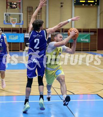Basketball 2. Liga 2025/2026. Grunddurchgang 1. Runde.  Woerthersee Piraten gegen Kufstein Towers. Tim Huber  (Piraten),  Pauls Miglinieks (Kufstein). Klagenfurt, am 4.10.2025.
Foto: Kuess
---
pressefotos, pressefotografie, kuess, qs, qspictures, sport, bild, bilder, bilddatenbank