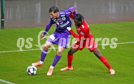 Fussball 2. Liga. SK Austria Klagenfurt gegen St. Poelten.  Elias Jandrisevits (Klagenfurt),  Winfred Amoah  (St.Poelten).  Klagenfurt, 5.10..2025.
Foto: Kuess
www.qspictures.net
---
pressefotos, pressefotografie, kuess, qs, qspictures, sport, bild, bilder, bilddatenbank
