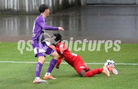 Fussball 2. Liga. SK Austria Klagenfurt gegen St. Poelten. Elias Jandrisevits  (Klagenfurt), Winfred Amoah (St. Poelten).  Klagenfurt, 5.10..2025.
Foto: Kuess
www.qspictures.net
---
pressefotos, pressefotografie, kuess, qs, qspictures, sport, bild, bilder, bilddatenbank