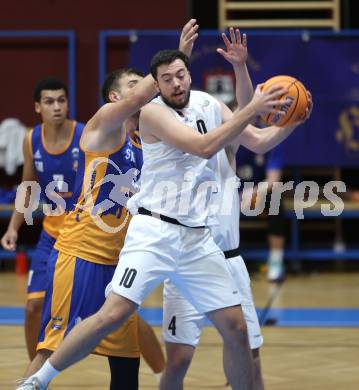 Basketball 2. Liga 2025/2026. Grunddurchgang 2. Runde.  KOS Celovec gegen BBU Salzburg.  Veljko Dena  (KOS),  Sanel Brdak (Salzburg). Klagenfurt, am 11.10.2025.
Foto: Kuess
---
pressefotos, pressefotografie, kuess, qs, qspictures, sport, bild, bilder, bilddatenbank
