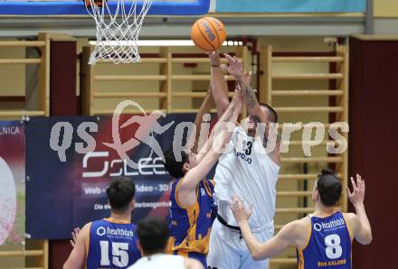 Basketball 2. Liga 2025/2026. Grunddurchgang 2. Runde.  KOS Celovec gegen BBU Salzburg. Nikolas Susa   (KOS),  Tomy Ezequiel Vicente (Salzburg). Klagenfurt, am 11.10.2025.
Foto: Kuess
---
pressefotos, pressefotografie, kuess, qs, qspictures, sport, bild, bilder, bilddatenbank