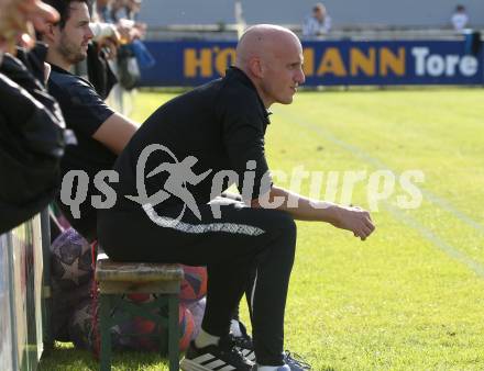 Fussball KÃ¤rntner Liga. Bleiburg gegen Voelkermarkt.  Trainer Martin Toefferl   (Voelkermarkt). Bleiburg, am 11.10.2025.
Foto: Kuess
www.qspictures.net
---
pressefotos, pressefotografie, kuess, qs, qspictures, sport, bild, bilder, bilddatenbank