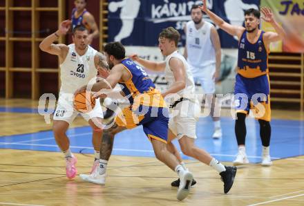 Basketball 2. Liga 2025/2026. Grunddurchgang 2. Runde.  KOS Celovec gegen BBU Salzburg. Nikolas Susa, Samuel Seher   (KOS),  Miodrag Mirceta (Salzburg). Klagenfurt, am 11.10.2025.
Foto: Kuess
---
pressefotos, pressefotografie, kuess, qs, qspictures, sport, bild, bilder, bilddatenbank