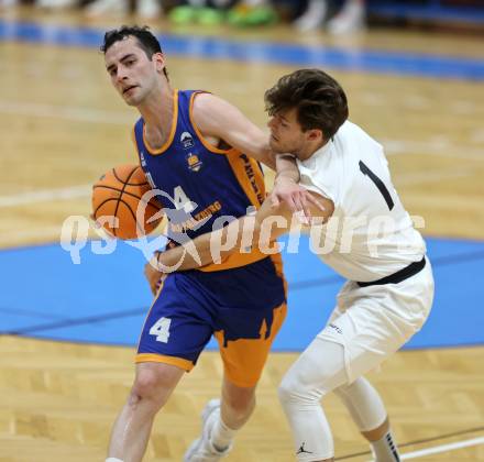 Basketball 2. Liga 2025/2026. Grunddurchgang 2. Runde.  KOS Celovec gegen BBU Salzburg.  Simon Siencnik  (KOS),  Tomy Ezequiel Vicente (Salzburg). Klagenfurt, am 11.10.2025.
Foto: Kuess
---
pressefotos, pressefotografie, kuess, qs, qspictures, sport, bild, bilder, bilddatenbank