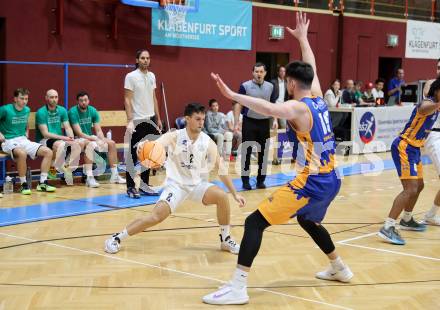 Basketball 2. Liga 2025/2026. Grunddurchgang 2. Runde.  KOS Celovec gegen BBU Salzburg.  Jure Bavdek  (KOS), Marko Rakic  (Salzburg). Klagenfurt, am 11.10.2025.
Foto: Kuess
---
pressefotos, pressefotografie, kuess, qs, qspictures, sport, bild, bilder, bilddatenbank