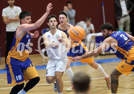 Basketball 2. Liga 2025/2026. Grunddurchgang 2. Runde.  KOS Celovec gegen BBU Salzburg.  Jure Bavdek  (KOS),  Marko Rakic, Miodrag Mirceta (Salzburg). Klagenfurt, am 11.10.2025.
Foto: Kuess
---
pressefotos, pressefotografie, kuess, qs, qspictures, sport, bild, bilder, bilddatenbank