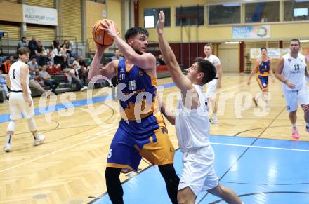 Basketball 2. Liga 2025/2026. Grunddurchgang 2. Runde.  KOS Celovec gegen BBU Salzburg. Jure Bavdek   (KOS),  Marko Rakic (Salzburg). Klagenfurt, am 11.10.2025.
Foto: Kuess
---
pressefotos, pressefotografie, kuess, qs, qspictures, sport, bild, bilder, bilddatenbank