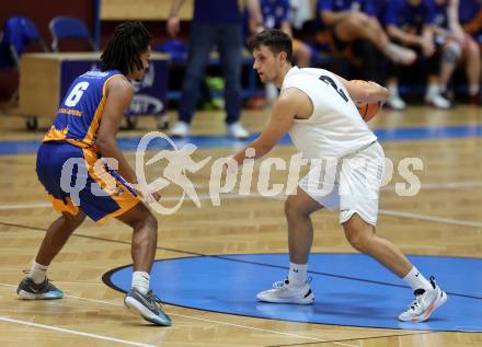 Basketball 2. Liga 2025/2026. Grunddurchgang 2. Runde.  KOS Celovec gegen BBU Salzburg. Jure Bavdek   (KOS),  Samuel Gatterbauer (Salzburg). Klagenfurt, am 11.10.2025.
Foto: Kuess
---
pressefotos, pressefotografie, kuess, qs, qspictures, sport, bild, bilder, bilddatenbank