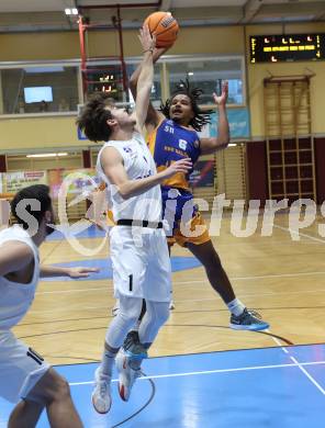 Basketball 2. Liga 2025/2026. Grunddurchgang 2. Runde.  KOS Celovec gegen BBU Salzburg.  Simon Siencnik  (KOS),  Samuel Gatterbauer (Salzburg). Klagenfurt, am 11.10.2025.
Foto: Kuess
---
pressefotos, pressefotografie, kuess, qs, qspictures, sport, bild, bilder, bilddatenbank