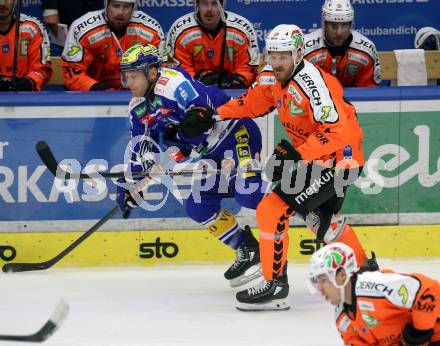 Eishockey ICE Bundesliga. VSV gegen Moser Medical Graz99ers. John Hughes  (VSV), Korbinian Holzer  (Graz). Villach, am 17.10.2025
Foto: Kuess
---
pressefotos, pressefotografie, kuess, qs, qspictures, sport, bild, bilder, bilddatenbank