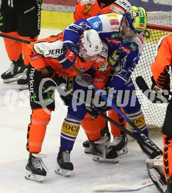 Eishockey Bundesliga. EC IDM Waermepumpen VSV gegen Moser Medical Graz99ers. Guus Van Nes  (VSV), Chris Collins (Graz). Villach, am 17.10..2025.
Foto: Kuess
www.qspictures.net
---
pressefotos, pressefotografie, kuess, qs, qspictures, sport, bild, bilder, bilddatenbank