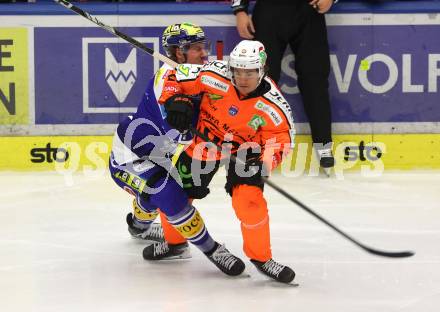 Eishockey Bundesliga. EC IDM Waermepumpen VSV gegen Moser Medical Graz99ers.  Philipp Lindner (VSV), Kevin Roy   (Graz). . Villach, am 17.10..2025.
Foto: Kuess
www.qspictures.net
---
pressefotos, pressefotografie, kuess, qs, qspictures, sport, bild, bilder, bilddatenbank