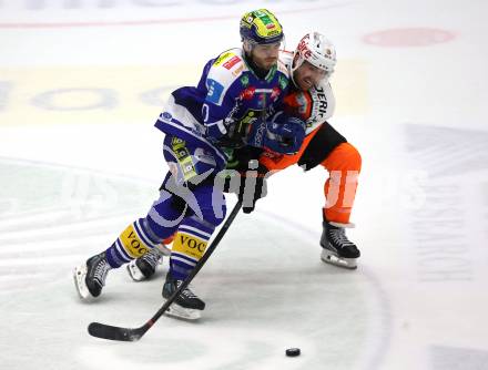 Eishockey Bundesliga. EC IDM Waermepumpen VSV gegen Moser Medical Graz99ers. Thomas Vallant  (VSV), Chris Collins  (Graz). Villach, am 17.10..2025.
Foto: Kuess
www.qspictures.net
---
pressefotos, pressefotografie, kuess, qs, qspictures, sport, bild, bilder, bilddatenbank