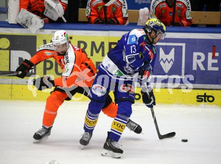 Eishockey Bundesliga. EC IDM Waermepumpen VSV gegen Moser Medical Graz99ers.  Adam Helewka (VSV), Manuel Ganahl  (Graz). . Villach, am 17.10..2025.
Foto: Kuess
www.qspictures.net
---
pressefotos, pressefotografie, kuess, qs, qspictures, sport, bild, bilder, bilddatenbank