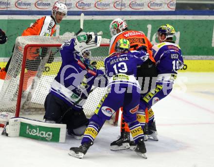 Eishockey Bundesliga. EC IDM Waermepumpen VSV gegen Moser Medical Graz99ers. Joe Cannata, Adam Helewka  (VSV),  Paul Huber (Graz). . Villach, am 17.10..2025.
Foto: Kuess
www.qspictures.net
---
pressefotos, pressefotografie, kuess, qs, qspictures, sport, bild, bilder, bilddatenbank