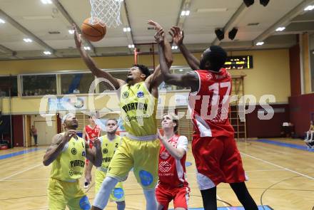 Basketball 2. Liga 2025/2026. Grunddurchgang 3. Runde.  Woerthersee Piraten gegen Upper Austrian Ballers. Marcus Holyfield   (Piraten), Bruno Fernando   (Upper Austrian Ballers). Klagenfurt, am 18.10.2025.
Foto: Kuess
---
pressefotos, pressefotografie, kuess, qs, qspictures, sport, bild, bilder, bilddatenbank