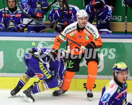 Eishockey Bundesliga. EC IDM Waermepumpen VSV gegen Moser Medical Graz99ers.  Nikita Scherbak (VSV), Nico Fellner   (Graz). . Villach, am 17.10..2025.
Foto: Kuess
www.qspictures.net
---
pressefotos, pressefotografie, kuess, qs, qspictures, sport, bild, bilder, bilddatenbank