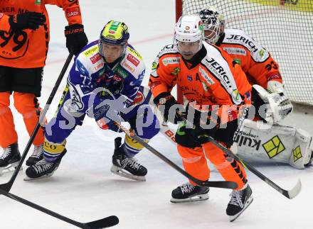 Eishockey Bundesliga. EC IDM Waermepumpen VSV gegen Moser Medical Graz99ers. John Hughes  (VSV),  Michael Schiechl  (Graz). Villach, am 17.10..2025.
Foto: Kuess
www.qspictures.net
---
pressefotos, pressefotografie, kuess, qs, qspictures, sport, bild, bilder, bilddatenbank